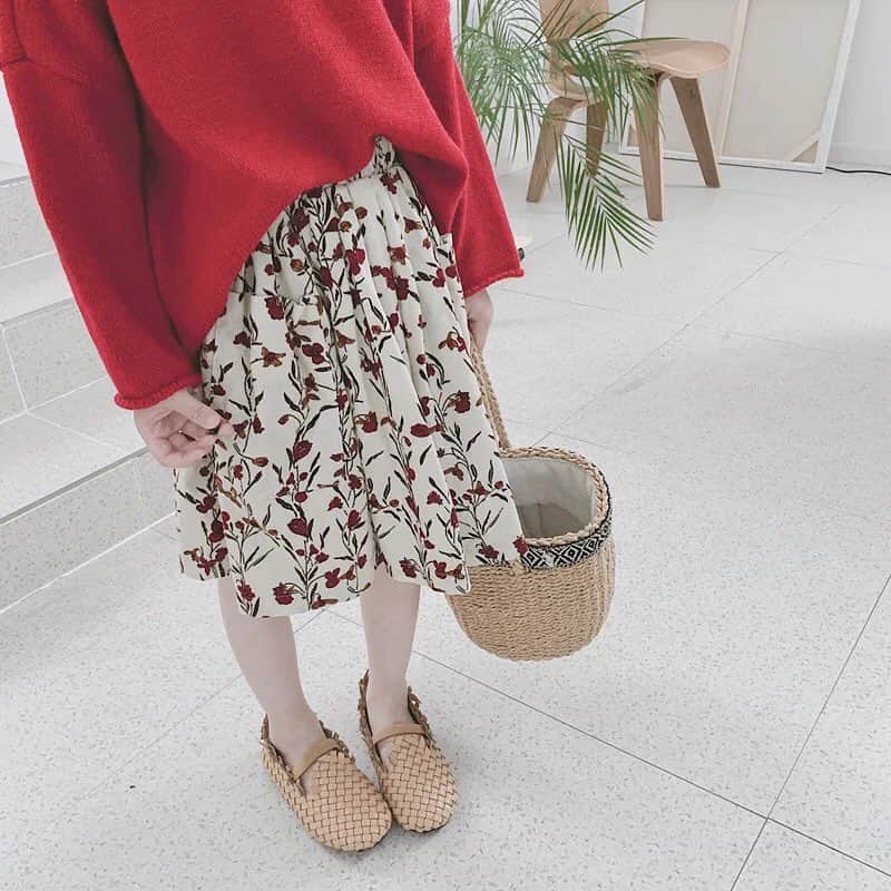 子供服のbig foRE:stさんのインスタグラム写真 - (子供服のbig foRE:stInstagram)「. フラワーデザインスカート【801】 . おはようございます🌞 今日は昼らしい暖かい1日になるみたいですね☺️ 週末は朝晩の寒暖差が激しくて本当に寒くて辛かったので早く暖かくなってほしい店長です笑 寒いの苦手ーーー私 . 春を思いっきり可愛くしてくれるのがこちらの花柄スカート💐 ママには嬉しい透け感対策で裏地付き✨ ふんわりしたシルエットなのでとにかくかわいいやーつです💕 . ぜひWebショップで詳細チェックしてみてくださいね🌷 . . . #子供服 #キッズコーデ #韓国子供服 #kidscode #olpemi #outfit #おでかけコーデ#海外子供服  #おしゃれさんと繋がりたい #kidsjapan #セレクトショップ #女の子コーデ  #男の子コーデ#女の子ママ#男の子ママ#インポート#ママリ #コドモノ #ベビフル#秋アイテム#お洒落さんとつながりたい#ママハグ#ninas#花柄スカート」3月26日 7時33分 - olpemi_