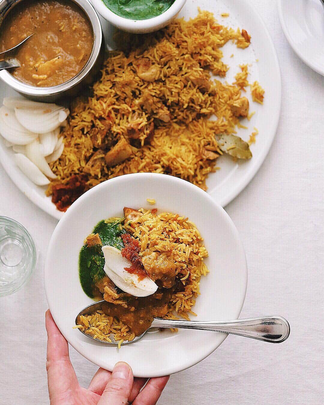 樋口正樹さんのインスタグラム写真 - (樋口正樹Instagram)「Curry & Biryani . こちらは昨晩の一皿の カレー２種とビリヤニ。 カレーは辛めのチキン、 ほうれんそうの２種で どちらもあっさりめの。 サフランやスパイスの 風味の効いたビリヤニ。 混ぜ混ぜしていただく。 . . #カレー #ビリヤニ #カレー部 #チキンカレー #ほうれん草カレー #curry #spinachcurry #chickencurry #biryani」3月26日 7時34分 - higuccini