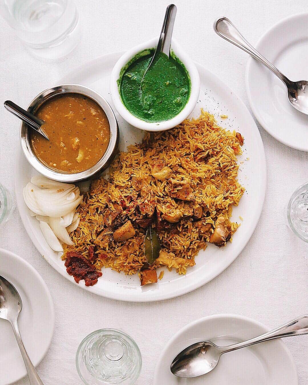 樋口正樹さんのインスタグラム写真 - (樋口正樹Instagram)「Curry & Biryani . こちらは昨晩の一皿の カレー２種とビリヤニ。 カレーは辛めのチキン、 ほうれんそうの２種で どちらもあっさりめの。 サフランやスパイスの 風味の効いたビリヤニ。 混ぜ混ぜしていただく。 . . #カレー #ビリヤニ #カレー部 #チキンカレー #ほうれん草カレー #curry #spinachcurry #chickencurry #biryani」3月26日 7時34分 - higuccini