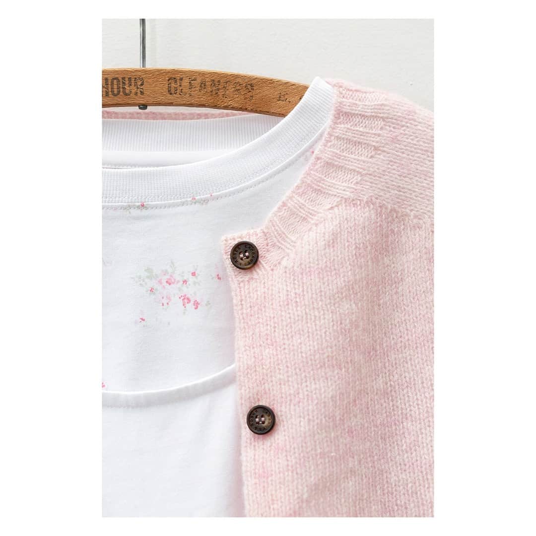キャベジズ&ローゼズのインスタグラム：「Nothing says spring like beautiful pinks and greens 💖💚💖 The Lily Cardigan, knit in Scotland and made of 100%  pure new wool, looks rather inviting next to the Terrance T-shirt made from organic cotton #newarrivals😍 #prettyinpink #pinksandgreens #scottishknitwear #cardigan #organicshirt #slowfashion #organiccotton #cabbagesandroses #cabbagesandrosesfashion @christina_strutt @cabbagesandroses_shop」