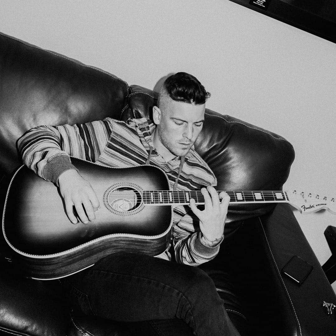 のインスタグラム：「It’s a lounge and play guitar kinda day here on #oahu 🎸 #acousticguitar #luckywelivehi #alltimelow #mellow #rainraingoaway」