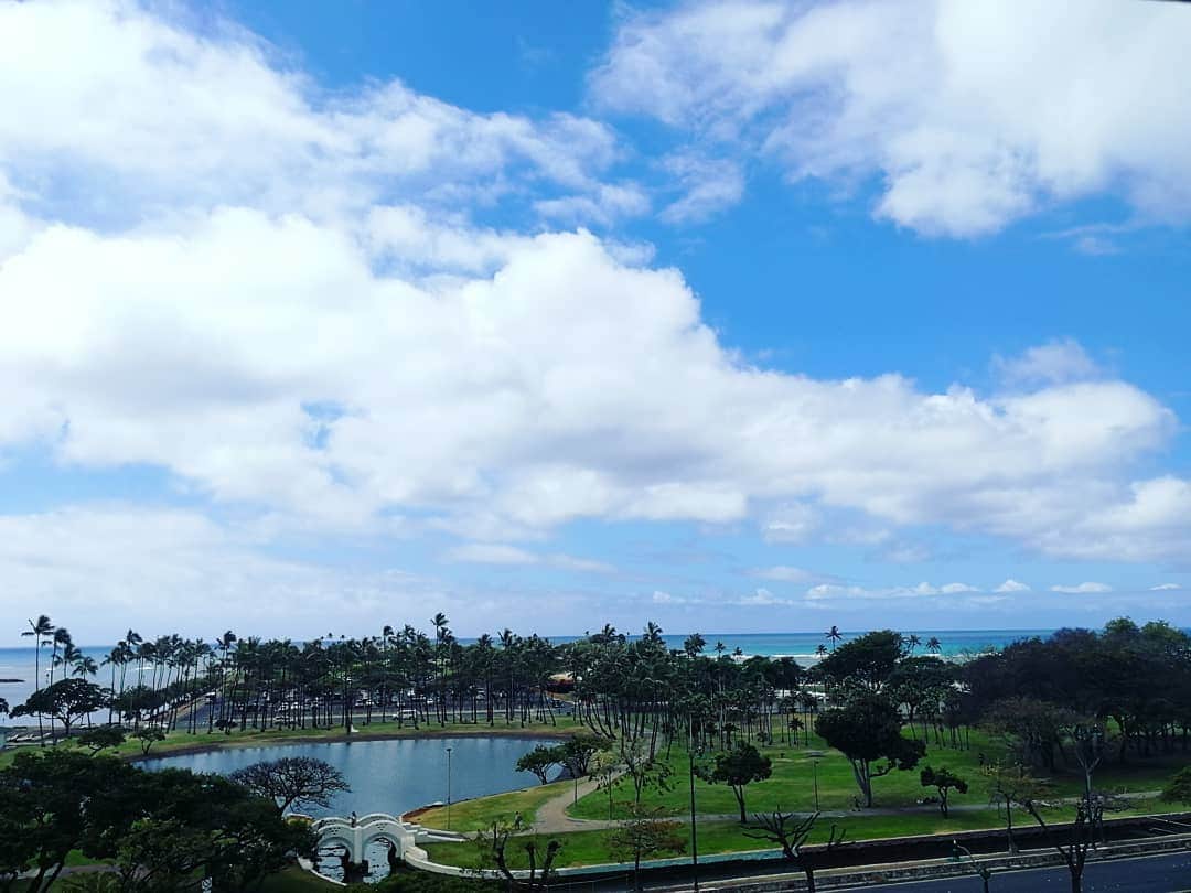 杉山由紀子のインスタグラム：「Hawaiiー🌊💖 * やっぱり最高💖💖 * * #Hawaii #ハワイ #アラモワナ #マリポサ #ランチ #lunch #sea #sky #love」