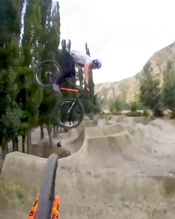 のインスタグラム：「Feel it in your stomach on this run. 🙌 🏃‍♂️: @carsonstorch #air #jump #track #bmx #ride #givesyouwings」