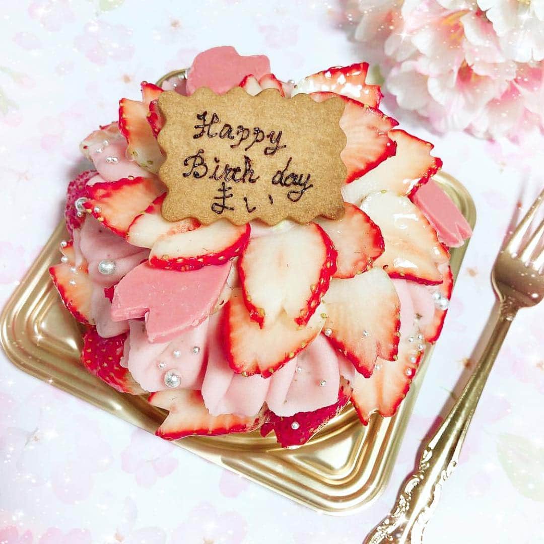 プレ花嫁の結婚式準備サイト marry【マリー】さんのインスタグラム写真 - (プレ花嫁の結婚式準備サイト marry【マリー】Instagram)「̣̣̥◌⑅⃝♡ いちごと桜あんクリームで #桜 を表現した 可愛い#桜ケーキ 🌸🌸 ちょこんと飾られている 桜の形のチョコもポイント💕 #ウェディングケーキ を こんなデザインにしてもらうのも素敵です✨ * このケーキは、 #カフェコムサ の限定ケーキ🍰 3月1日から桜が散るまでの 限定品です🌟 * 東京では今週末が見ごろです✨ 満開の桜と桜ケーキで、 彼と一緒に春を満喫してください🌸🌸 *̣̣̥◌ photo by @amavel_seri #プレ花嫁#結婚式#結婚#結婚式準備#婚約中#婚約#プロポーズ#桜スイーツ#誕生日ケーキ#記念日ケーキ#春ケーキ#お花見#パティシエ#パティシエカメラ部#桜餡#桜あん#marry#marryxoxo」3月26日 7時49分 - marryxoxo_wd