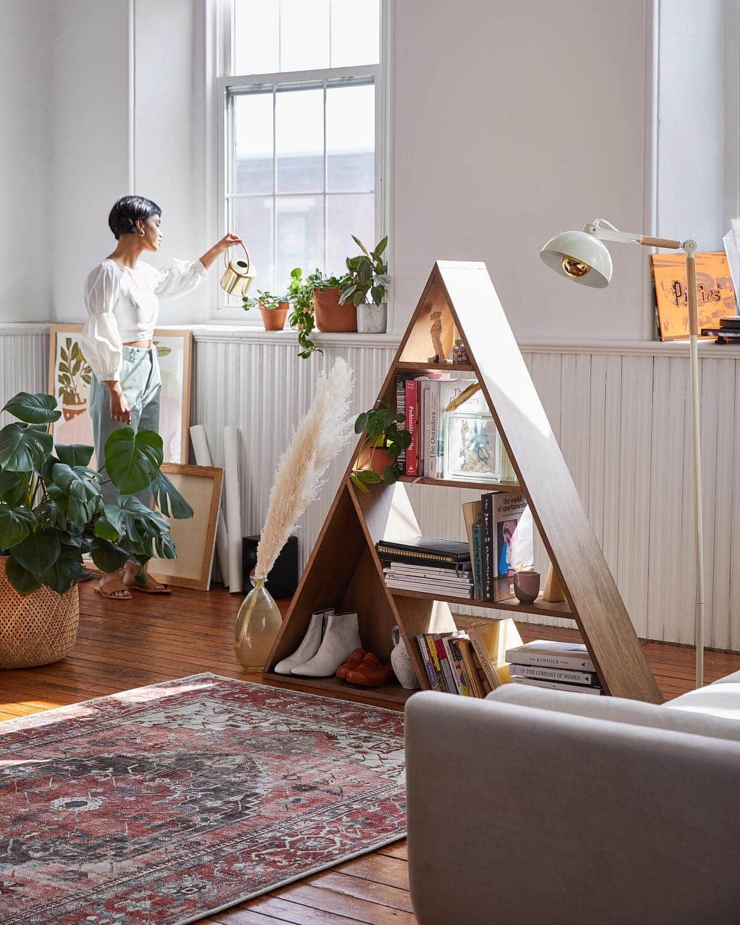 Urban Outfittersさんのインスタグラム写真 - (Urban OutfittersInstagram)「Tired: rectangular bookshelves. Wired: TRIangular bookshelves. #UOHome @UrbanOutfittersHome」3月26日 8時00分 - urbanoutfitters