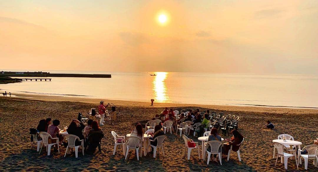 AMAZING COFFEEさんのインスタグラム写真 - (AMAZING COFFEEInstagram)「. 💫Information from YOKOSUKA BEACH SIDE💫 . 横須賀店より4月の焚火TIMEのお知らせです⤴︎(^o^)v . 【日程】 2019年4月13日(土) 16:00〜 ビーチクリーン✨🏝 17:00〜 焚火TIME START💁‍♂️ ＊Karenさんの素敵な演奏をお楽しみいただけます💁‍♀️♪ ＊焚火TIMEからの参加ももちろんOKです🙆‍♂️ . 【場所】 秋谷海岸 ＊横須賀店の目の前です🙌✨ . 【アクセス】 〒240-0105 神奈川県横須賀市秋谷2-6-12 . ＊当店では駐車場を設けておりませんので、公共交通機関のご利用をお願い致します🙇‍♀️🙇‍♂️ . 🚃JR 逗子駅下車 🚌2番乗り場  逗5 横須賀市民病院行・逗6 長井行 秋谷で下車(乗車時間最短約25分) 徒歩3分 ファミリーマートの手前を右折 . ＊雨天の場合、大変申し訳ありませんがイベントを中止とさせていただくことがあります。中止が決定した場合は当日12時までにAMAZING COFFEEのホームページ・インスタグラム等でお知らせいたします。予め、ご了承ください。 . 目の前に広がる美しいSUNSETも、ぜひ一緒にお楽しみください☺️✨ . #AMAZINGCOFFEE #coffee #YOKOSUKABEACHSIDE #AKIYABEACHCLUB #AMeCO #アメコ #横須賀 #秋谷海岸 #焚火」3月26日 8時00分 - amazing_coffee_official