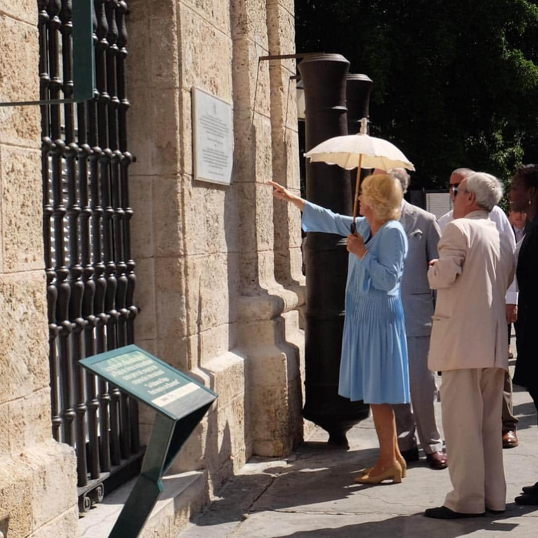 クラレンス邸さんのインスタグラム写真 - (クラレンス邸Instagram)「To begin day two of #RoyalVisitCuba, The Prince of Wales and The Duchess of Cornwall toured Old Havana on foot, accompanied by local historian Dr. Eusebio Leal. This year marks the 500th anniversary of the city of Havana. TRH’s walk through Old Havana included traditional Cuban music! Swipe ⬅️ to listen. 🎶 The Prince and The Duchess viewed a plaque to commemorate the Royal visit and unveiled a new statue of playwright William Shakespeare.」3月26日 7時54分 - clarencehouse