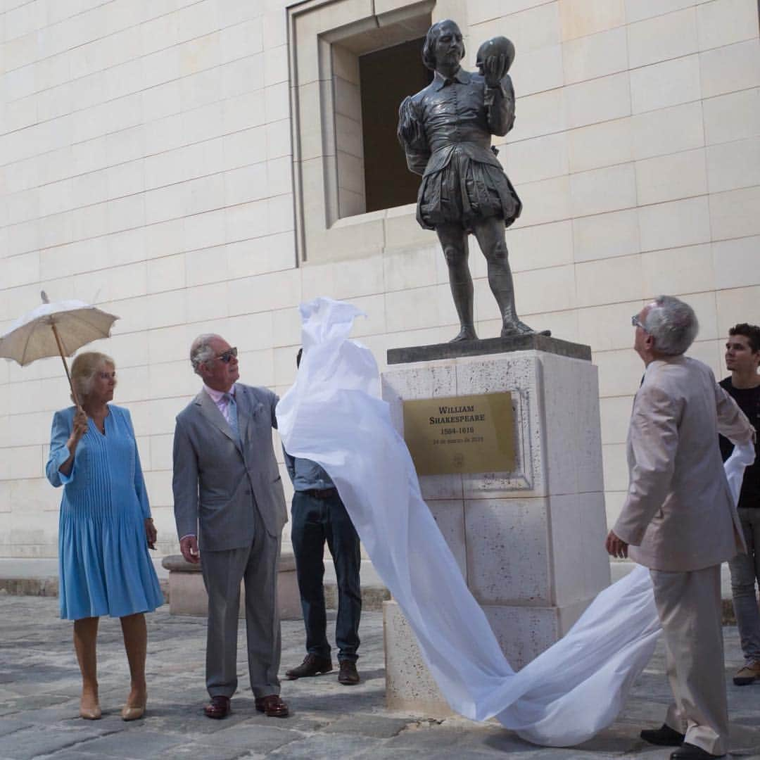 クラレンス邸さんのインスタグラム写真 - (クラレンス邸Instagram)「To begin day two of #RoyalVisitCuba, The Prince of Wales and The Duchess of Cornwall toured Old Havana on foot, accompanied by local historian Dr. Eusebio Leal. This year marks the 500th anniversary of the city of Havana. TRH’s walk through Old Havana included traditional Cuban music! Swipe ⬅️ to listen. 🎶 The Prince and The Duchess viewed a plaque to commemorate the Royal visit and unveiled a new statue of playwright William Shakespeare.」3月26日 7時54分 - clarencehouse