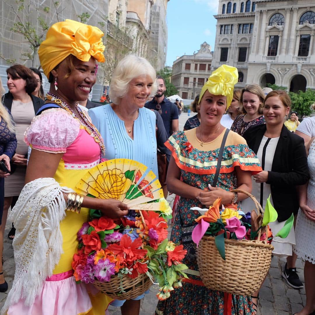 クラレンス邸さんのインスタグラム写真 - (クラレンス邸Instagram)「To begin day two of #RoyalVisitCuba, The Prince of Wales and The Duchess of Cornwall toured Old Havana on foot, accompanied by local historian Dr. Eusebio Leal. This year marks the 500th anniversary of the city of Havana. TRH’s walk through Old Havana included traditional Cuban music! Swipe ⬅️ to listen. 🎶 The Prince and The Duchess viewed a plaque to commemorate the Royal visit and unveiled a new statue of playwright William Shakespeare.」3月26日 7時54分 - clarencehouse