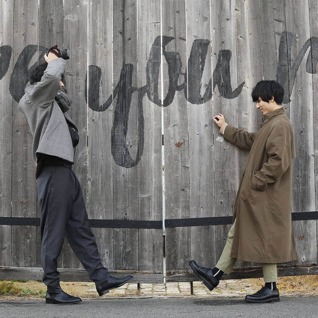 ひっちさんのインスタグラム写真 - (ひっちInstagram)「岡山の時にAURALEEのジャケットをにっしーくんから奪いとった時の写真です。笑﻿ かっこよすぎた...﻿ ﻿ ドメブラ界のすごさを思い知った岡山でのヒトコマをお届けします。﻿ ﻿ ﻿ そして、このロングのコートは﻿ フリマの時に売ってしまって少し後悔‼‼﻿笑﻿ でも大事に着てくれたらうれしいかなーと思うので良し‼﻿ ﻿ ﻿ またフリマイベント主催したりしたいなー。。。﻿ 次のイベント何にするか検討中。﻿ ﻿ 去年やったロッジ宿泊イベントを別の場所でやれたらなーとか考えちゃう。﻿ フォロワーとか関係なく誰でも参加できるイベントにできて去年はめちゃくちゃ楽しくて、そのイベントとかがきっかけでファッション関係の仕事に就いた人とかファッションセンスが明らかに向上している人もいて主催した甲斐があったなーと思うのでまたやりたい(切実)﻿ ﻿ ﻿﻿ 👇🏻着用アイテムまとめ👇🏻﻿﻿ outer→#auralee ﻿ Tops→ @fitus_jp , @gu_for_all_﻿﻿ Pants→ #fitus ﻿﻿﻿﻿﻿ Shoes→ #paraboot﻿﻿ Socks→ @chicstocks_official ﻿ #chicstocks﻿﻿ Watch→ @allydenovo_japan ﻿﻿ ﻿﻿ ひっち﻿﻿ ﻿﻿ ・﻿﻿ ・﻿﻿ #メンズファッション #今日の服 #ゆるコーデ #ビッグシルエット #春コーデ #服好きな人と繋がりたい #ootd #followme #ファッション #今日のコーデ #マッシュ男子 #おしゃれ #おしゃれさんと繋がりたい #いいね返し #みんなで作るコーデ集 #フォトジェニック #インスタ映え #ファインダー越しの私の世界 #写真好きな人と繋がりたい #カメラ男子 #岡山観光 ﻿ #デートコーデ #花見コーデ #はるコーデ #メンズファッション」3月26日 7時54分 - hicchiwear