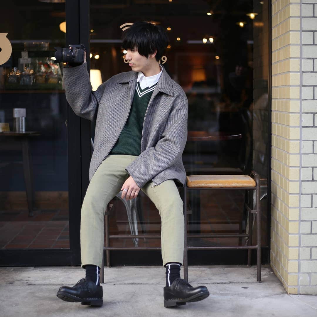 ひっちさんのインスタグラム写真 - (ひっちInstagram)「岡山の時にAURALEEのジャケットをにっしーくんから奪いとった時の写真です。笑﻿ かっこよすぎた...﻿ ﻿ ドメブラ界のすごさを思い知った岡山でのヒトコマをお届けします。﻿ ﻿ ﻿ そして、このロングのコートは﻿ フリマの時に売ってしまって少し後悔‼‼﻿笑﻿ でも大事に着てくれたらうれしいかなーと思うので良し‼﻿ ﻿ ﻿ またフリマイベント主催したりしたいなー。。。﻿ 次のイベント何にするか検討中。﻿ ﻿ 去年やったロッジ宿泊イベントを別の場所でやれたらなーとか考えちゃう。﻿ フォロワーとか関係なく誰でも参加できるイベントにできて去年はめちゃくちゃ楽しくて、そのイベントとかがきっかけでファッション関係の仕事に就いた人とかファッションセンスが明らかに向上している人もいて主催した甲斐があったなーと思うのでまたやりたい(切実)﻿ ﻿ ﻿﻿ 👇🏻着用アイテムまとめ👇🏻﻿﻿ outer→#auralee ﻿ Tops→ @fitus_jp , @gu_for_all_﻿﻿ Pants→ #fitus ﻿﻿﻿﻿﻿ Shoes→ #paraboot﻿﻿ Socks→ @chicstocks_official ﻿ #chicstocks﻿﻿ Watch→ @allydenovo_japan ﻿﻿ ﻿﻿ ひっち﻿﻿ ﻿﻿ ・﻿﻿ ・﻿﻿ #メンズファッション #今日の服 #ゆるコーデ #ビッグシルエット #春コーデ #服好きな人と繋がりたい #ootd #followme #ファッション #今日のコーデ #マッシュ男子 #おしゃれ #おしゃれさんと繋がりたい #いいね返し #みんなで作るコーデ集 #フォトジェニック #インスタ映え #ファインダー越しの私の世界 #写真好きな人と繋がりたい #カメラ男子 #岡山観光 ﻿ #デートコーデ #花見コーデ #はるコーデ #メンズファッション」3月26日 7時54分 - hicchiwear