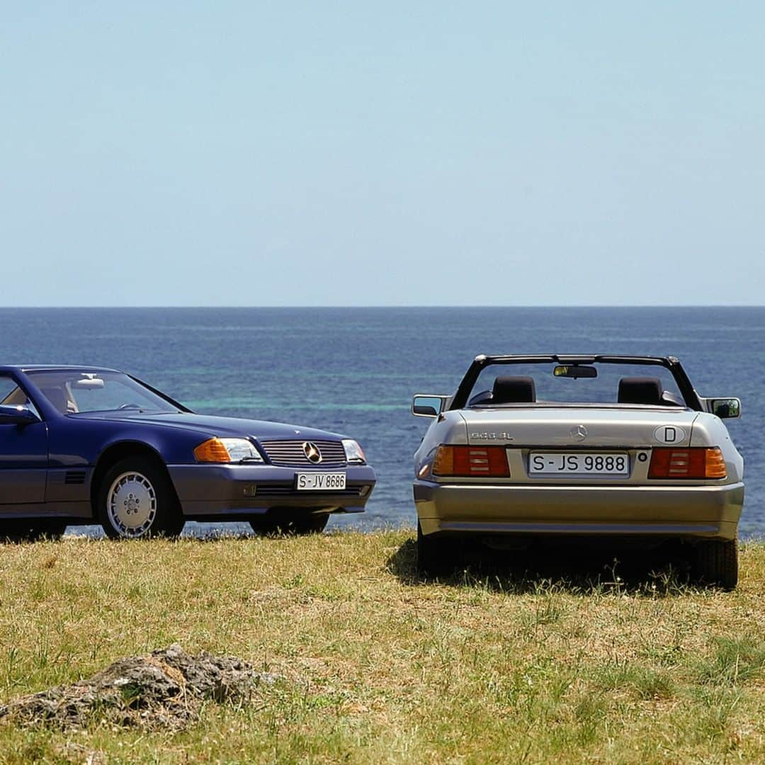 メルセデス・ベンツさんのインスタグラム写真 - (メルセデス・ベンツInstagram)「The Mercedes-Benz SL of the R 129 model series celebrated its premiere 30 years ago at the Geneva Motor Show! It brought innovations such as the automatically folding roll bar, integral seats and the Adaptive Damping System (ADS) into production.  #MBclassic #SL #R129 #Mercedes #MercedesBenz #mercedesbenzclassic #ClassicCar #Car #Carsofinstagram #InstaCar#MBCar #Classic #oldtimer」3月26日 7時55分 - mercedesbenz