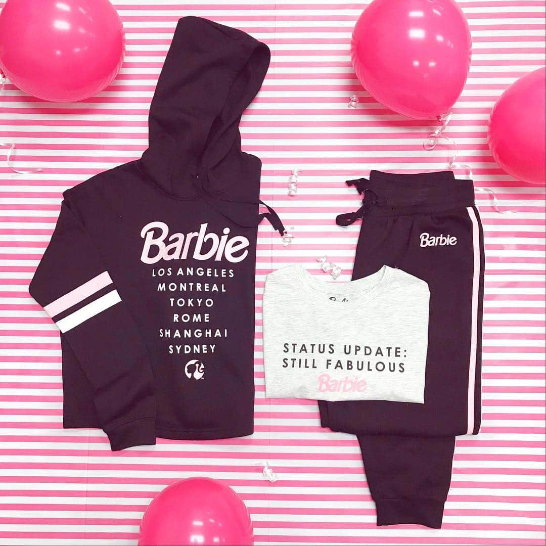 バービーさんのインスタグラム写真 - (バービーInstagram)「Shop #Barbie tees, sweatpants, pajama sets, and more with the latest #ArdeneXBarbie collection to celebrate #Barbie60! 💕 Link in bio.」3月26日 7時59分 - barbie