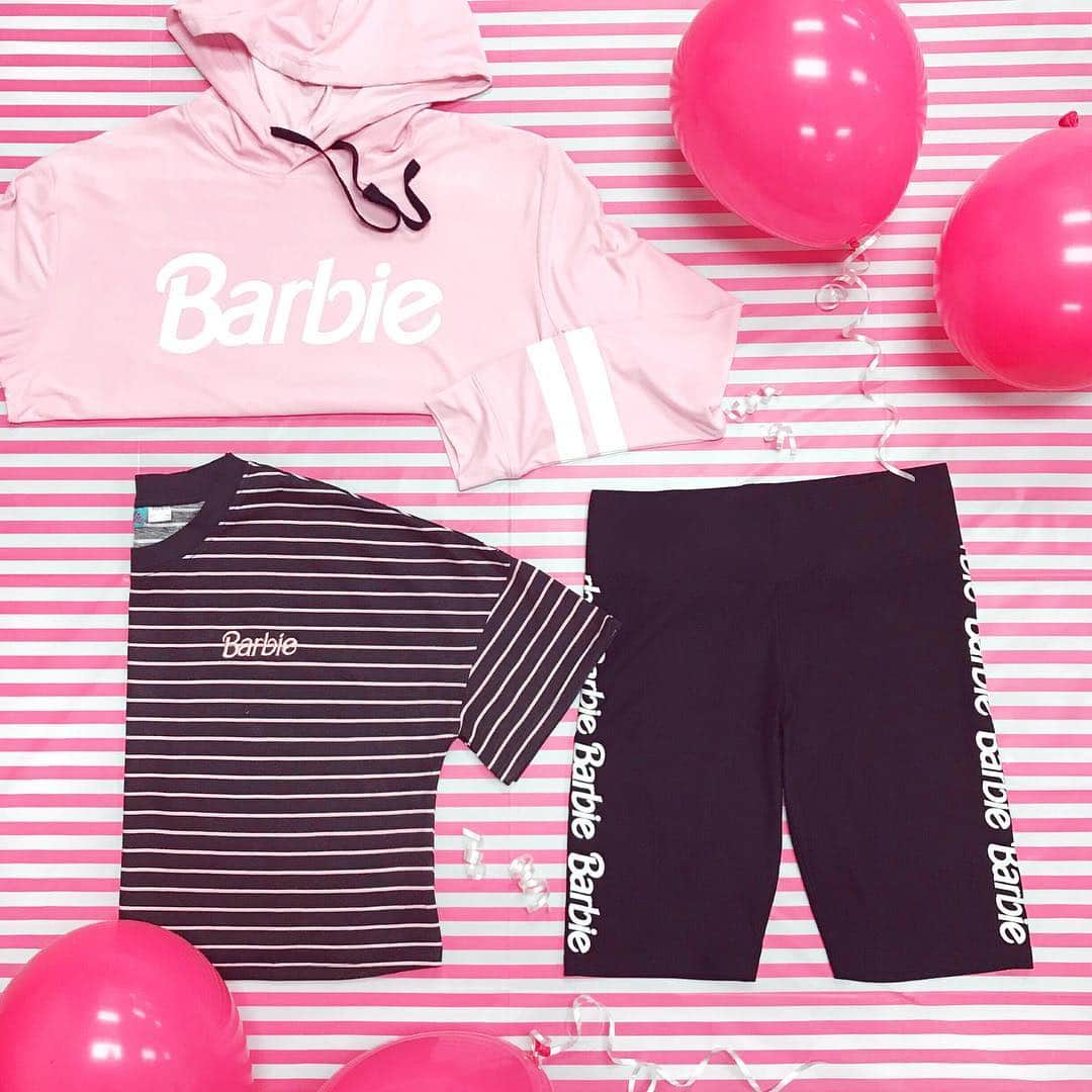 バービーさんのインスタグラム写真 - (バービーInstagram)「Shop #Barbie tees, sweatpants, pajama sets, and more with the latest #ArdeneXBarbie collection to celebrate #Barbie60! 💕 Link in bio.」3月26日 7時59分 - barbie