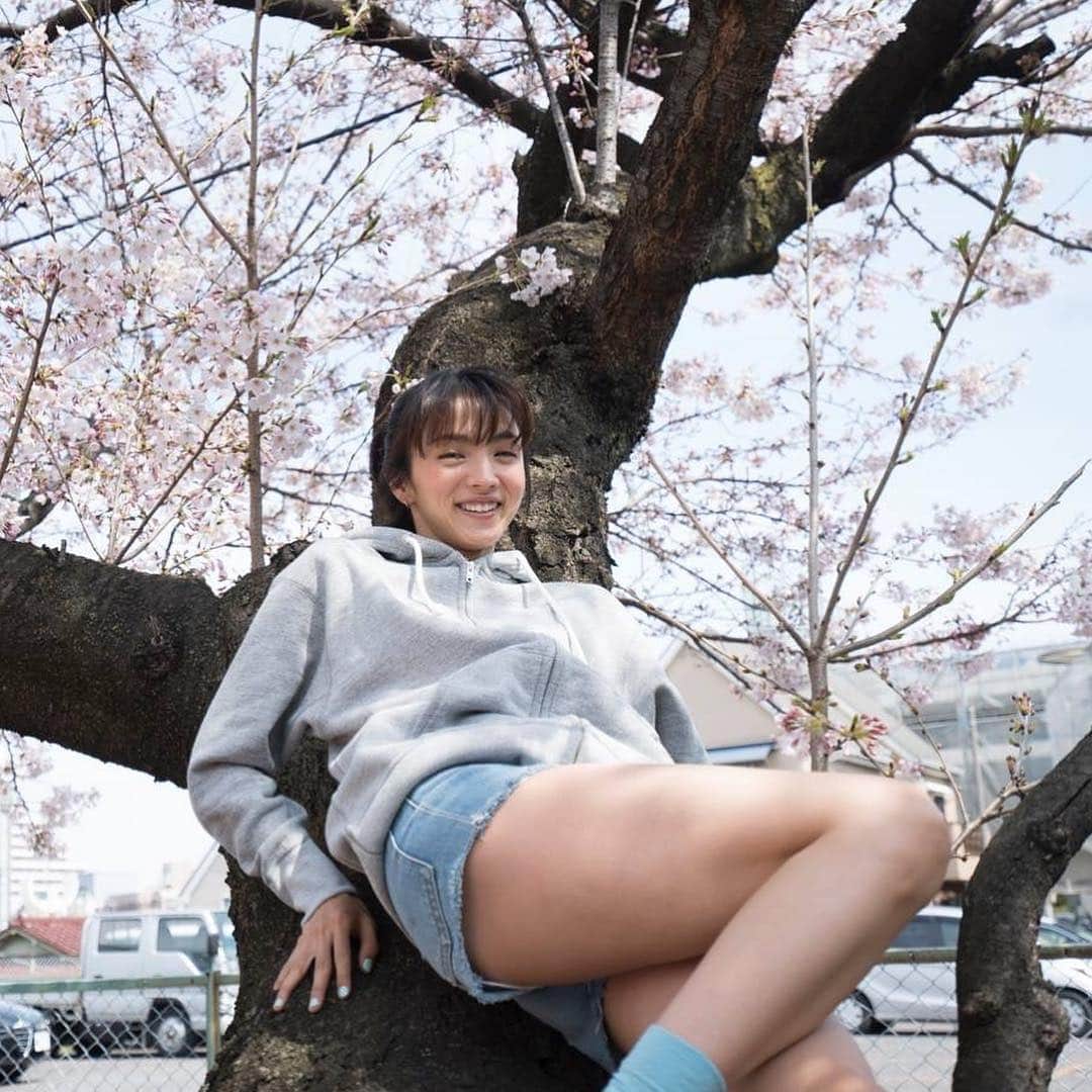 藤代冥砂さんのインスタグラム写真 - (藤代冥砂Instagram)「7　満島ひかりさん  桜の樹の下での撮影は、くらくらしました。春のよく晴れた一時が、ひかりさんと桜とで、ちょっとした白昼夢を見ているようで。ひかりさんが漂わせる心地よい気配が好きです。  写真3枚  メンズファッション雑誌OCEANSでの女優連載も３０回で終了。しばしこの場をお借りして掲載カットと共に掲載順に振り返っています。  #満島ひかり #firstorder #oceans #meisafujishiro #藤代冥砂 #女優」3月26日 8時09分 - meisafujishiro