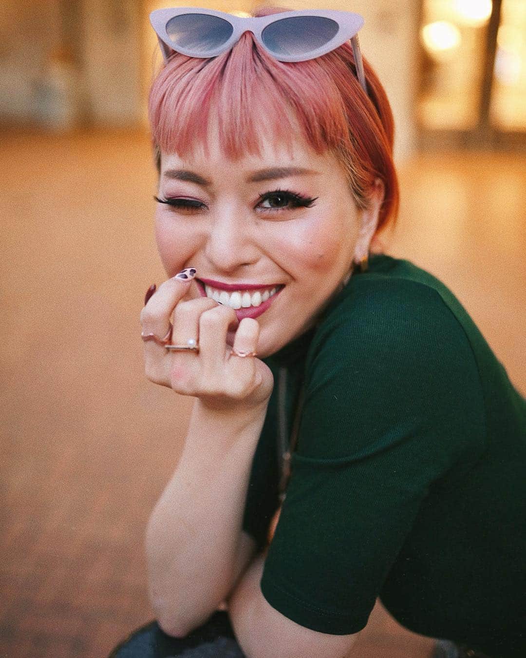のインスタグラム：「ℋ‌𝒜‌𝒫‌𝒫‌𝒴 ℳ‌𝒪‌𝒩‌𝒟‌𝒜‌𝒴 💕😉😆 I am Alive. Smiling. Motivated. Determined. And ready to slay the new week 👊🏻💫 How do you #Monslay? 😚🙌🏻♥️ ===== ▸ 📷: @jason_nak_photo  #smiling #mondaymotivaton #pinkhair #topshopstyle #crapeyewear #portrait_mood #imsmiling」