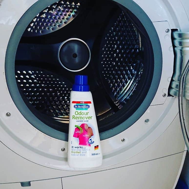 ecomfort（エコンフォート）さんのインスタグラム写真 - (ecomfort（エコンフォート）Instagram)「【スポーツの後はオドリムーバー】  表参道Women'sRunで着用したスタッフジャンパーをお洗濯！ スポーツなどでたくさん汗をかいた日にはオドリムーバーが活躍します。  洗濯が終わって取り出してみると、あ…！さっそくフレッシュな香り！これで次回のイベントも爽やかに皆さまとお会いできます^^ 管理部  #表参道ウイメンズラン #表参道 #ランナーのお洗濯 #スポーツウエアのお洗濯 #汗かいた～ #頑張った日のお洗濯 #汗だく女子  #汗だく男子 #オドリムーバーでお洗濯 #ドクターベックマン #今日の買い物が未来を変える  #今日の買い物がニオイをなくす #今日も良い一日を」3月26日 8時15分 - ecomfort_eoct