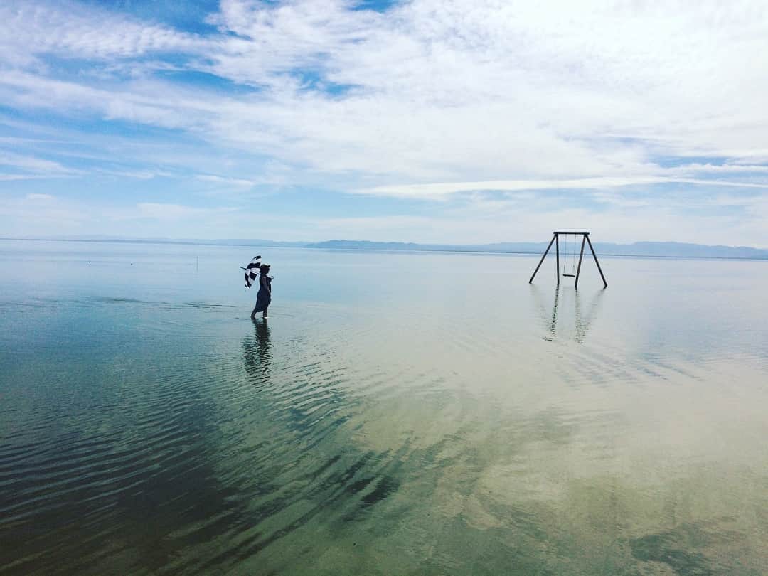 ボニー・モーガンのインスタグラム：「Arrived at Bombay Beach Biennale. A strange magical and wonderful place, inhabited by some of my favorite people. The adventure continues @bombaybeachbiennale #adventuresofbendybonnie #outofthefryingpanandintothefire #bombaybeachbiennale2019 #saltonsea #art #mypeople #oneadventuretothenext #walkingonwater #highflying #stripes #surreal #bombaybeach #bendybonnie」