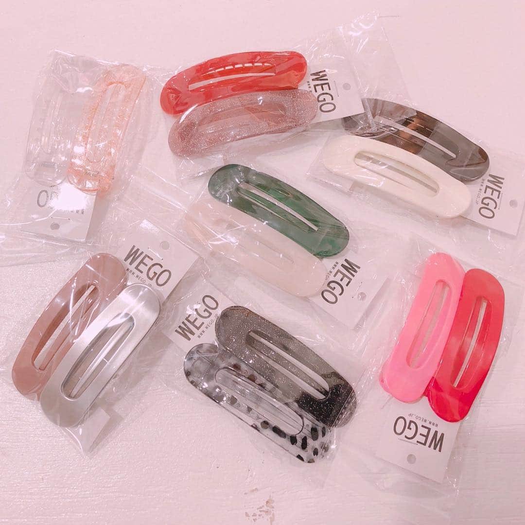 のインスタグラム：「クリアやラメ、メタリック、、、🥰💭💭 春のヘアアレンジに欠かせない、ヘアクリップ¥300でご用意しております🌷🌷🌷 #wego#wegogoods#accessory#harajuku#kawaii#instagood#instafashion#lamé#hairstyle#hairart#Pearl#harajuku#kawaii#プチプラ#プチプラアクセ#MERY#rili_tokyo#置き画くら部#멋스타그램#패션#패션스타그램」