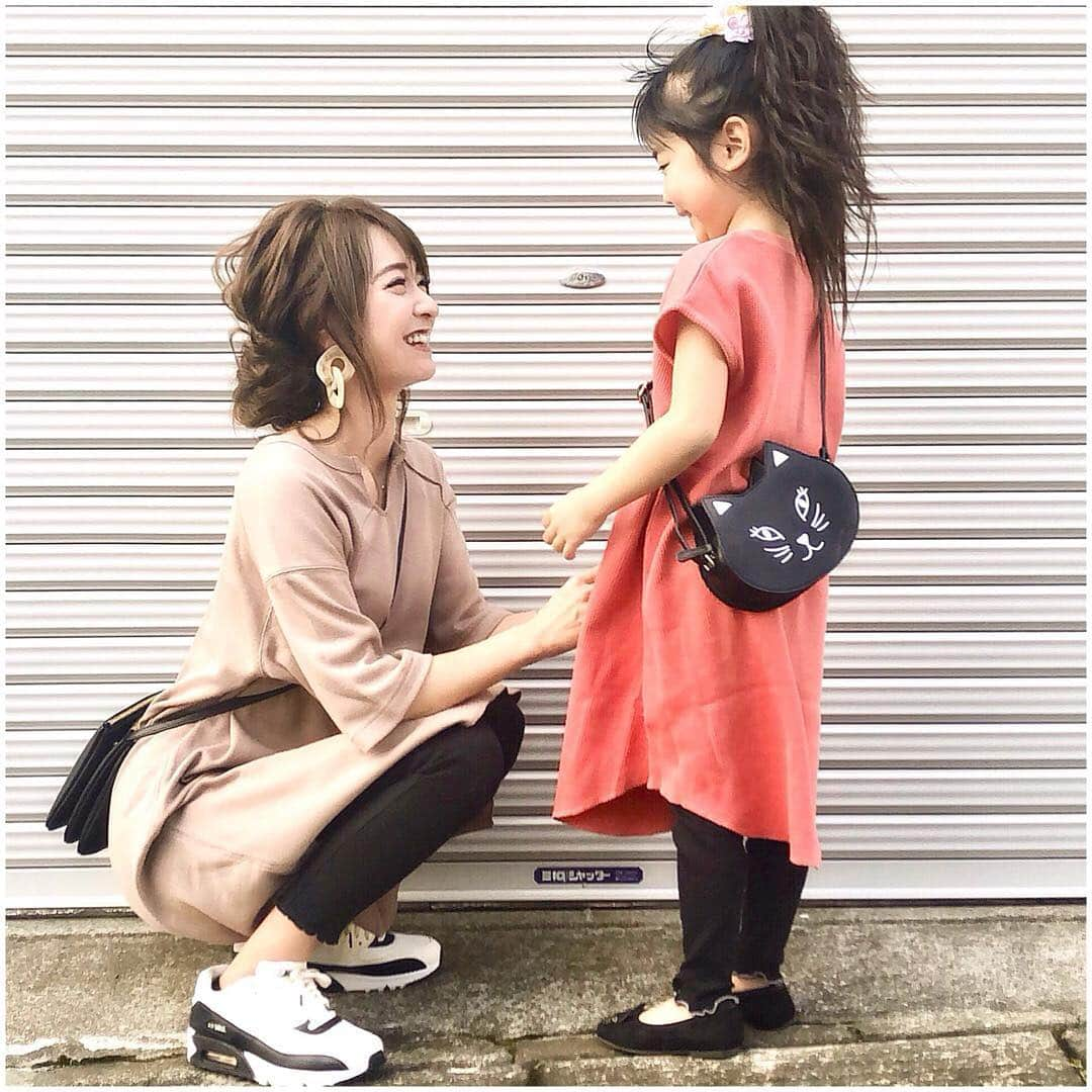 AIRIさんのインスタグラム写真 - (AIRIInstagram)「. 春休みなので久々に☺️ 親子コーデ👩🏽💓👧🏾 . ワンピース×レギンスの楽ちんコーデ🐻🍊 親子とも上下guです🥰 . 私が最近この格好している事が多かったので、同じのが着られて喜んでくれた💓 母、幸せ😇 . 娘はバッグも靴も猫ちゃんです🐱 . 👩🏽 #キーネックTワンピース (XS), #ワッフルレギンスパンツ (S): @gu_for_all_ bag: @celine sneaker: @nike . 👧🏽 #ワッフルワンピース (130) ,#リブレギンス (120): @gu_global bag: @globalwork_official shoes: @sesto_shoes . . #gu_for_all#GUstyle#gupr#親子リンク#親子コーデ#おやこーで#リンクコーデ#ワンピース#スニーカー#女の子コーデ#キッズコーデ#コーデ#ママコーデ#ママ#ママファッション#親子#娘#プチプラ#プチプラコーデ#お揃い#カジュアル#キッズファッション#シンプルコーデ#カジュアルコーデ#コーデ#今日のコーデ」3月26日 8時34分 - n.airi_taito