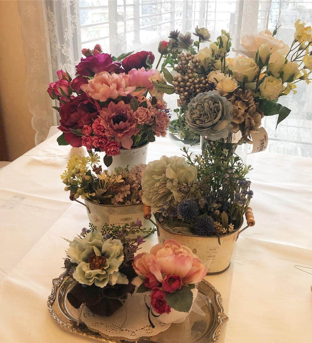 KAORI.OMURA 大村香織さんのインスタグラム写真 - (KAORI.OMURA 大村香織Instagram)「おはようございます☺︎ ・ 週末は @noirriche_wreath のサシェ作りレッスンに参加✨ ・ 好きな造花を選びバランスを見てまとめて行き、自分の好きな香りを楽しめるように作る事が出来ます☺︎ ・ 私は香りを持って行っていなかったですが、ご一緒したお2人は2人共ローズの香りを準備されていました🌹 ・ 後から香りを付ける事も可能なので、ギフトにも良いかも🎁 ・ ラナンキュラスをメインに仕上がりました♡ ・ 集中して物を作るのが、意外と好きで、あっという間のレッスンでした ・ @noirriche_wreath #アーティフィシャルフラワー #サシェ#ワークショップ  #noirricheレッスン#週末#花#flower #アラフォー#愛犬#ヨーキー#ポケットヨーキー#極小ヨーキー#ラナンキュラス#花好きな人と繋がりたい #手作り#習い事#造花」3月26日 8時43分 - kaori.omura