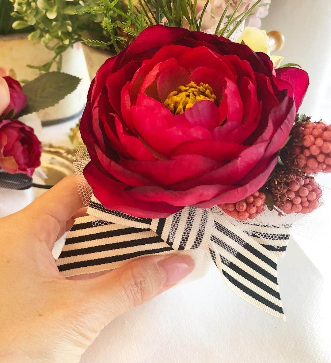KAORI.OMURA 大村香織さんのインスタグラム写真 - (KAORI.OMURA 大村香織Instagram)「おはようございます☺︎ ・ 週末は @noirriche_wreath のサシェ作りレッスンに参加✨ ・ 好きな造花を選びバランスを見てまとめて行き、自分の好きな香りを楽しめるように作る事が出来ます☺︎ ・ 私は香りを持って行っていなかったですが、ご一緒したお2人は2人共ローズの香りを準備されていました🌹 ・ 後から香りを付ける事も可能なので、ギフトにも良いかも🎁 ・ ラナンキュラスをメインに仕上がりました♡ ・ 集中して物を作るのが、意外と好きで、あっという間のレッスンでした ・ @noirriche_wreath #アーティフィシャルフラワー #サシェ#ワークショップ  #noirricheレッスン#週末#花#flower #アラフォー#愛犬#ヨーキー#ポケットヨーキー#極小ヨーキー#ラナンキュラス#花好きな人と繋がりたい #手作り#習い事#造花」3月26日 8時43分 - kaori.omura