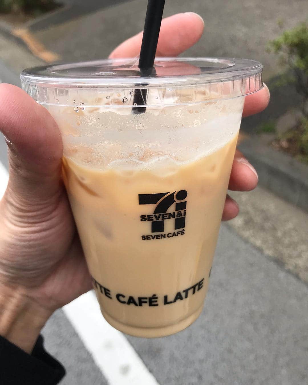 のインスタグラム：「今日は午後から急に晴れましたなぁ〜 …とゆ〜ワケで、お昼休みはアイスラテに致しました☆ 皆様、本日もお疲れ様でした〜♪ #靖乃 #711 #アイスラテ #コーヒーでほっと一息」