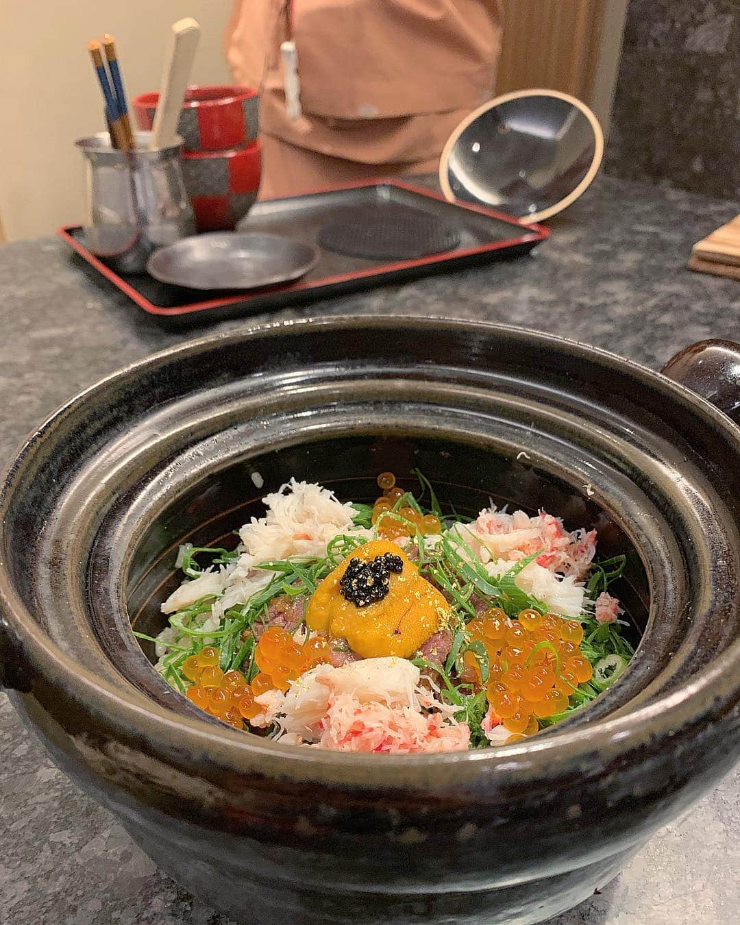 得あゆさんのインスタグラム写真 - (得あゆInstagram)「インスタ映えお肉🍖🍋✨👉🏻 ・ 六本木焼肉きらく🍖！ 去年新しくできた焼肉屋さん❤️ 特にネギがたっぷり挟まってるタンが 美味しすぎて20個くらい食べたかったです🍖🍖🍖 ・ 萌え袖をしていると思われるかもしれませんが 熱々の土鍋を掴むために袖を伸ばしています。🔥 ・ ・ ・ ・ ・ #焼肉#肉#グルメ#夜ごはん#おすすめ#食べ歩き#六本木#焼肉きらく#ごはん#ディナー#インスタ映え#カメラ女子#写真#お洒落#デート#女子会#春#美味しい#ダイエット#スタイル#pr#イヤリング#アクセサリー#meat#yakiniku#japanesegirl#japanesefood#diet#dinner#koreanfood」3月26日 19時34分 - tokuayu819