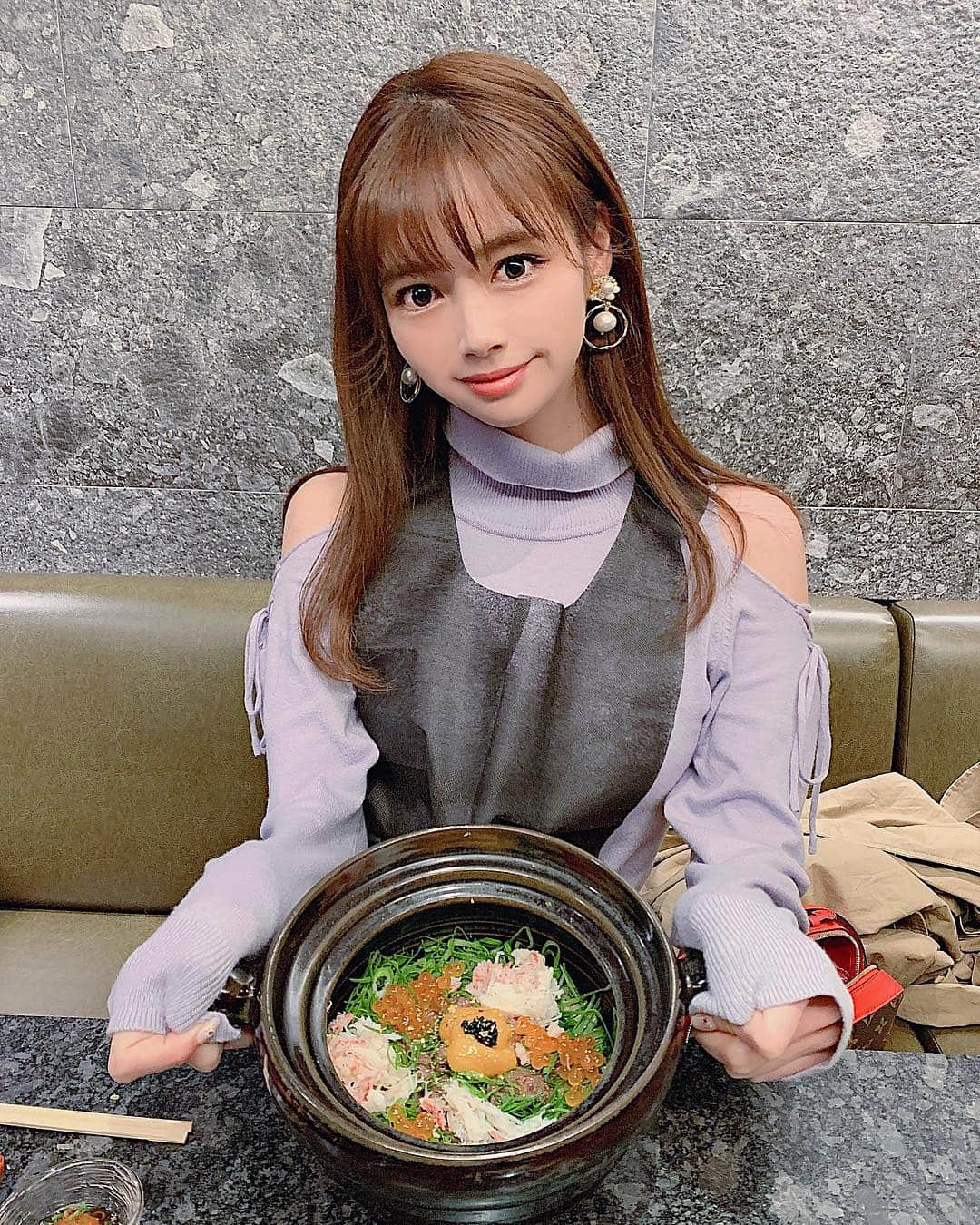 得あゆさんのインスタグラム写真 - (得あゆInstagram)「インスタ映えお肉🍖🍋✨👉🏻 ・ 六本木焼肉きらく🍖！ 去年新しくできた焼肉屋さん❤️ 特にネギがたっぷり挟まってるタンが 美味しすぎて20個くらい食べたかったです🍖🍖🍖 ・ 萌え袖をしていると思われるかもしれませんが 熱々の土鍋を掴むために袖を伸ばしています。🔥 ・ ・ ・ ・ ・ #焼肉#肉#グルメ#夜ごはん#おすすめ#食べ歩き#六本木#焼肉きらく#ごはん#ディナー#インスタ映え#カメラ女子#写真#お洒落#デート#女子会#春#美味しい#ダイエット#スタイル#pr#イヤリング#アクセサリー#meat#yakiniku#japanesegirl#japanesefood#diet#dinner#koreanfood」3月26日 19時34分 - tokuayu819