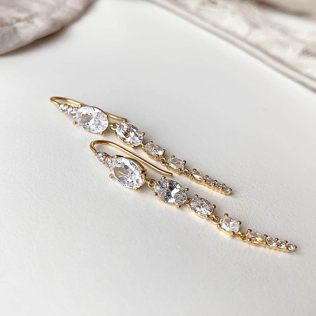 ジュリーサンドラゥさんのインスタグラム写真 - (ジュリーサンドラゥInstagram)「Our glamour chandelier earrings in 22 carat gold plated sterling silver and with bright cubic zirconias.  Tap the picture to buy 🌿 . . . #juliesandlau #juliesandlaujewelry #jewelry #gift #giftidea」3月26日 19時35分 - juliesandlau