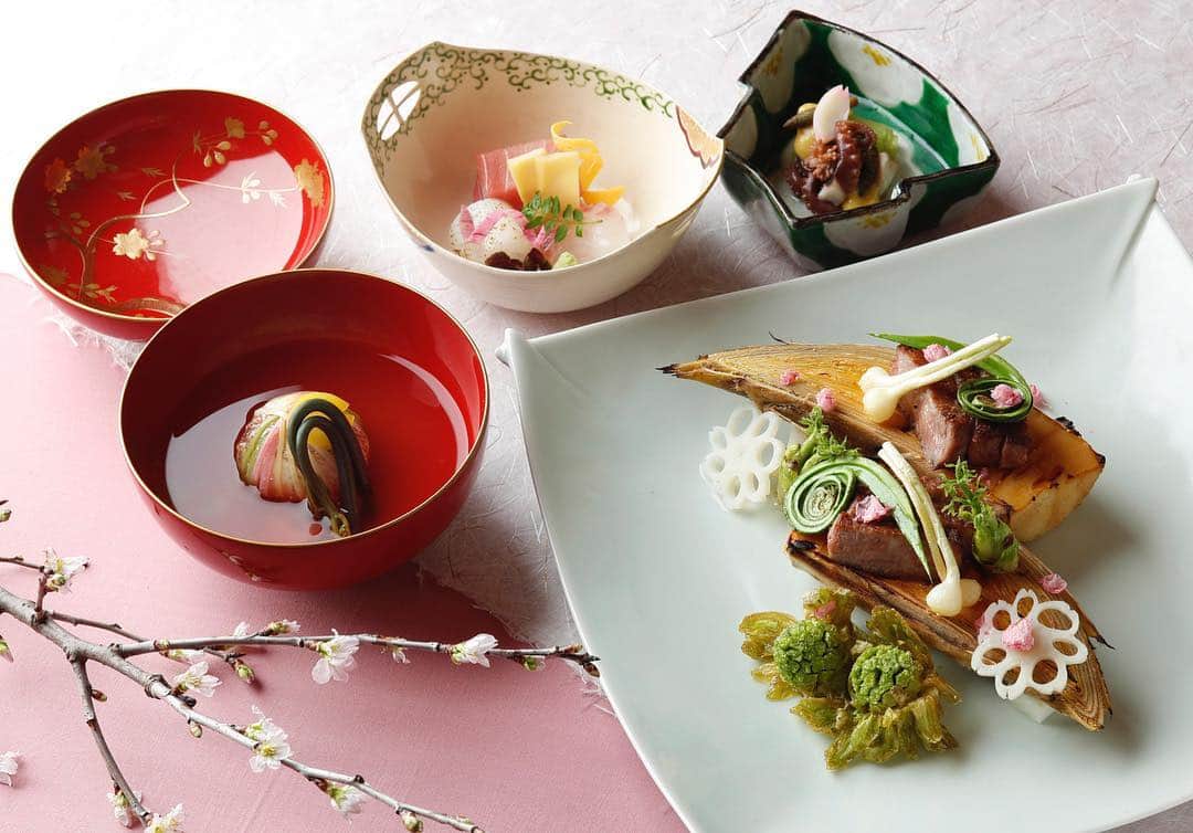 THE WESTIN TOKYO | ウェスティンホテル東京さんのインスタグラム写真 - (THE WESTIN TOKYO | ウェスティンホテル東京Instagram)「雅な空間で桜づくしの春の日本料理はいかがですか🌸 日本料理「舞」では、「さくらます麹漬け木の芽焼き」「和牛と筍のロースト」「桜鯛のお茶漬け 香の物」など、海や野山から届いた選りすぐりの食材を、夜桜のように美しい会席に仕立てました😋  また4/14まで店内入り口を、桜や春の花々と優美な西陣の帯の装飾で皆様をお出迎え。 ご卒業、ご入学などお祝いの席にもふさわしい、贅を尽くした春ならではの味わいをご堪能ください✨  詳細はプロファイルのリンク🔗より👉👉 ...... Late March ushers in the beginning of sakura season, and what better way to enjoy them than at night?🌸🌙 Come join us at Japanese restaurant Mai to celebrate this lovely time with a special Yozakura Kaiseki course - treat yourself to the best of the spring’s bounty, all crafted with a sakura twist that will make your heart sing as if you were strolling beneath the illuminated sakura blossoms.  Visit our bio link for more details😋👉👉 ...... #ウェスティンホテル東京 #懐石料理#会席料理 #ホテル #桜 #春 #日本料理 #さくら #WestinTokyo #kaiseki #dinner #sakura #cherryblossom #ウィスティンホテル #ウェスティン#ホテル #東京 #恵比寿 #ディナー #ホテルディナー #料理 #和食 #westinhotel #thewestintokyo #westin #tokyo #hoteldinner#Japanesefood #spring」3月26日 19時36分 - westintokyo