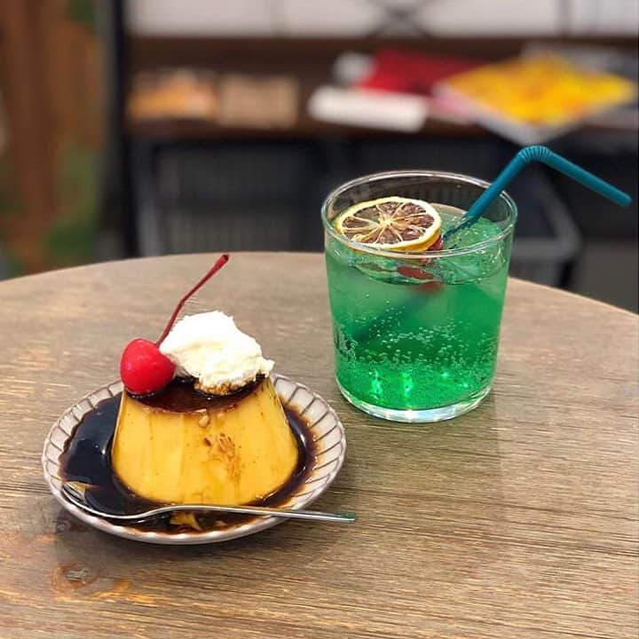 Beaustagrammerさんのインスタグラム写真 - (BeaustagrammerInstagram)「［#cafemiru_東京］﻿ ——————————————————————﻿ プリンで話題の人気店｢4/4 SEASONS COFFEE｣🍮💕﻿ ﻿ ☑︎メロンソーダ  580yen﻿ ☑︎クラシックプリン  600yen﻿ ※13:00～﻿ ﻿ 生クリームにさくらんぼトッピングのプリンと、鮮やかなメロンソーダがなんともレトロっぽい可愛らしさ🍒﻿ 固め濃厚で、コクのあるカラメルがたっぷりとかかったプリンは売り切れることも多い人気のメニューとのこと😳✨﻿ シンプルでおしゃれな店内で、ほっと一息美味しいコーヒーとお菓子で休憩してみてはいかがですか？☕️🍃﻿ ﻿ ﻿ 📍4/4 SEASONS COFFEE﻿ ⚪︎住所 / 東京都新宿区新宿2-7-7 ﻿ ⚪︎営業時間 / 【平日】8:00-19:00﻿ 【土日祝】10:00-19:00﻿ ⚪︎定休日 /無休※年末年始変更の場合あり。﻿ ⚪︎アクセス / 丸ノ内線 新宿3丁目駅 C5出口 徒歩2分﻿ ﻿ 【cafemiru_tokyo】﻿ 📍 4/4 SEASONS COFFEE﻿ ◎Open Hours /【Weekday】8:00-19:00﻿ 【Weekend･Holiday】 10:00-19:00﻿ ◎closest station / Marunouchi Line「shinjuku 3chome」﻿ ﻿ ☕️ @allseasonscoffee﻿ 📷 @ikyupopon﻿ ——————————————————————﻿ Cafemiruでは「#インスタ探検隊」or「#cafemiru」をタグ付けしているカフェ写真から、運営スタッフが厳選してご紹介しています👀🔍﻿」3月26日 18時12分 - cafemiru.jp