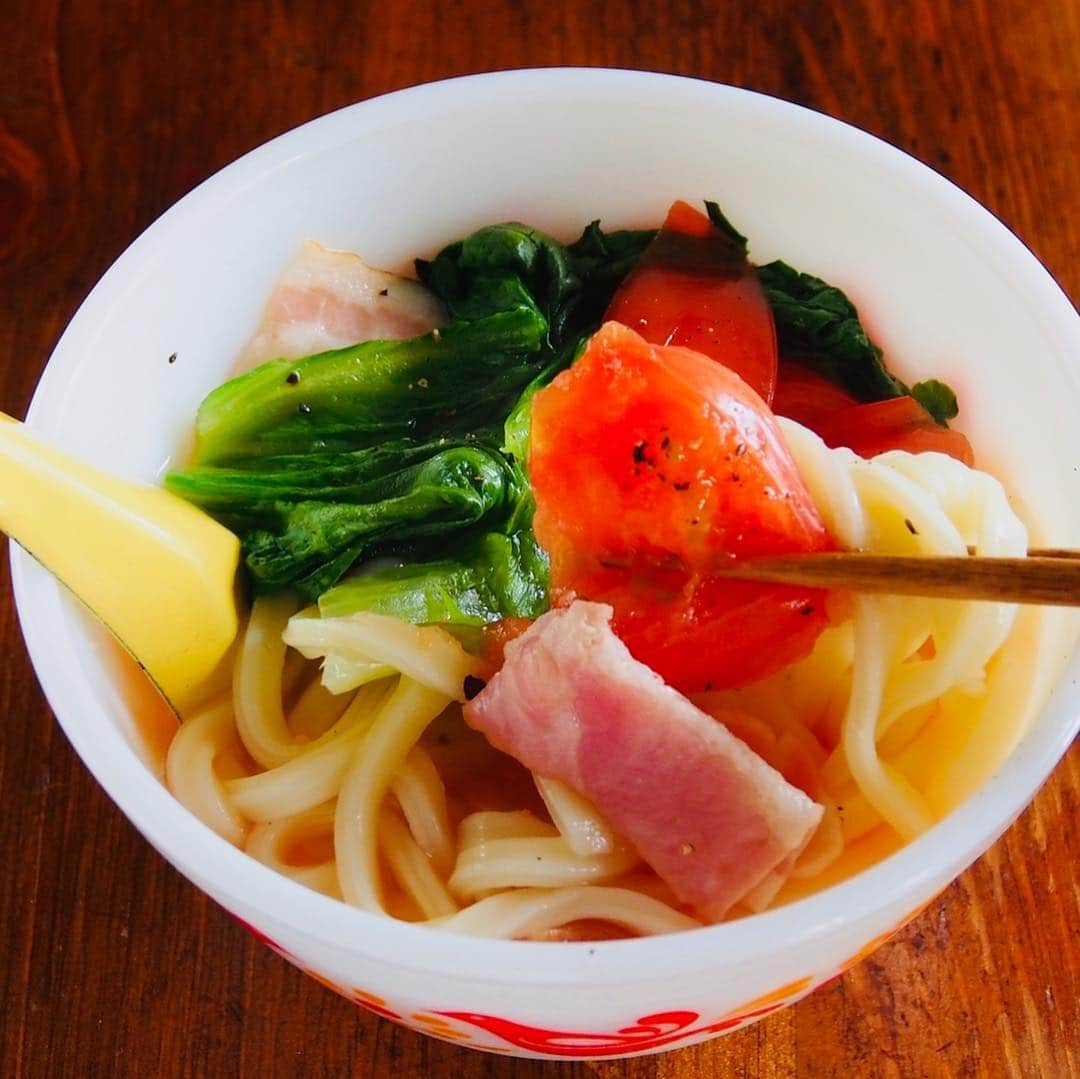 のインスタグラム：「パンに挟まないBLT🥓🥬🍅 BLT（ベーコン・レタス・トマト）の神コンボは、冷凍うどんにぶっかけるのにも超便利だった。ヤスナリオの「BLTうどん」  https://www.hotpepper.jp/mesitsu/entry/yasunario/19-00054  #メシ通 #グルメ #ベーコン #レタス #トマト #うどん #レシピ #レシピブログ #ヤスナリオ #東京 #BLT #bacon #lettuce #tomato #noodles #recipe #recipeblog #yasunario #tokyo #japan」