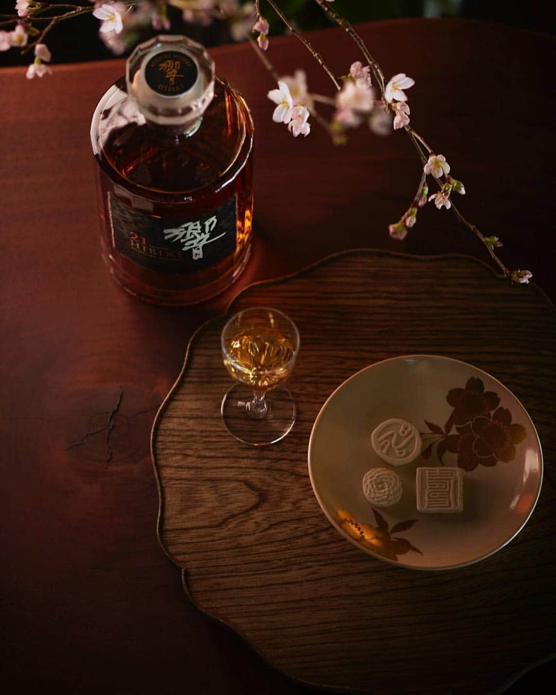 響 | SUNTORY WHISKY HIBIKIさんのインスタグラム写真 - (響 | SUNTORY WHISKY HIBIKIInstagram)「. HIBIKI TIME こころに刻む、豊かなひととき Fully enjoy this luxurious and unforgettable moment.  #響 #hibiki #響時間 #二十四節気 #春分 #春 #桜 #cherryblossom #withnature #suntorytime」3月26日 18時07分 - suntorywhisky_hibiki