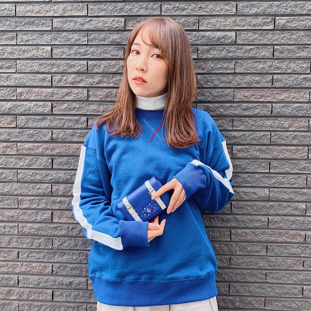 SuperGroupiesのインスタグラム：「💙💙💙 轟のヒーローコスチュームをイメージした財布👛 2本のベルトデザインから轟らしさを感じます🥰 ⠀⠀⠀⠀⠀ フロントのプレートやスタッズは 個性「半冷半燃」を表現しています❄️🔥 気になる方は商品タグをClick👆🏻 ⠀⠀⠀⠀⠀ ⠀⠀⠀⠀⠀ ──────────────────────﻿ ＜Today’s Item＞﻿ My Hero Academia Collaboration Series Shoto Todoroki model 財布 #wallet / ￥9,800 +tax ※数量限定販売中です。 Only a limited amount available now! ──────────────────────﻿ ⠀⠀ ⠀⠀⠀ ⠀⠀⠀⠀⠀ 📺Live配信のお知らせ📺 明後日3/28（木）21:00〜Live配信します！🙌🏻 ⠀  今回のLive配信は・・・﻿ なんと、#黒執事 special！ 当日公開予定の新商品を紹介します❣️ どんな商品が発売されるのか、おたのしみに🤭‼️ ⠀⠀⠀⠀⠀ また、今回も当店のスタッフぴかちゃんとへいりん、 ゲストの中島絢乃さん（ @nakajima_ayano ）が #アニメバウンド に挑戦します😝 ⠀⠀⠀⠀⠀ ⠀⠀⠀⠀⠀ ──────────────────────﻿ #アニメバウンド って何？🧐 アニメ、ゲームキャラクターの服装を連想させるコーディネートのこと！👗👠👜 ──────────────────────﻿ ⠀⠀ ⠀⠀⠀⠀⠀ 3人がイメージしたコーデのキャラクターがわかったら、 ぜひ配信中のコメントで教えてください🙌🏻 ⠀⠀ ⠀⠀⠀⠀⠀ 視聴者限定プレゼント🎁もあります！ セバスチャン＆シエルモデルの腕時計を1名様にプレゼントします💓 ⠀⠀⠀⠀⠀ 応募条件などの詳細は 当日のLive配信でチェックしてください✅ ⠀⠀⠀⠀⠀ ⠀⠀⠀⠀⠀ #supergroupies #anime #japaneseanime #スーパーグルーピーズ #アニメ #アニメコラボ #コラボグッズ #ファッションにアニメを #アニメグッズ #僕のヒーローアカデミア #轟焦凍 #春カラー #春コーデ #シンプルコーデ #コーデ #コーディネート #今日のコーデ #私服 #ファッション　#ストリートコーデ #スポーティーコーデ #スウェット #トレーナー #ミニ財布 #財布 #live配信」