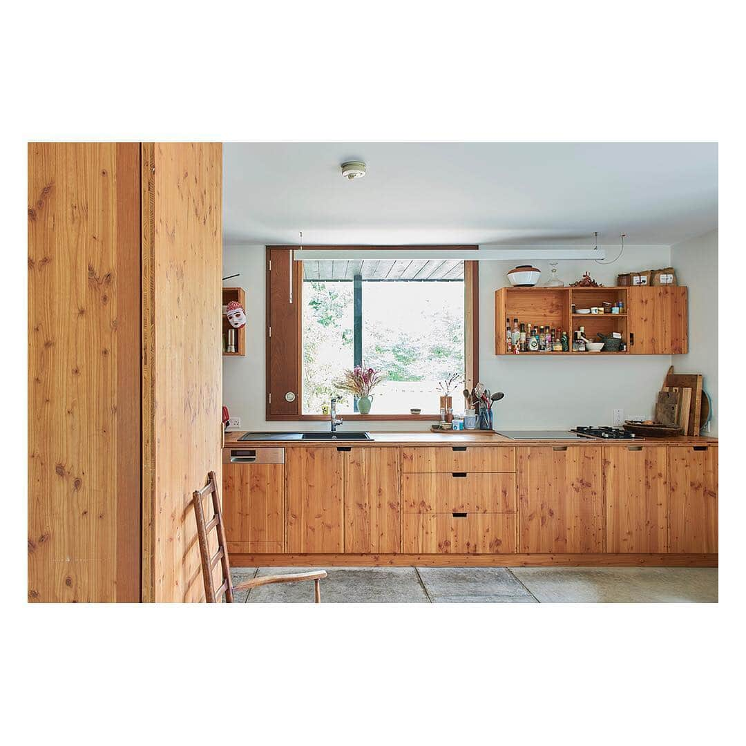 The Modern Houseさんのインスタグラム写真 - (The Modern HouseInstagram)「Get it Wight: an award-winning home on the Isle of Wight. Link in bio for The Sett sales particulars.  #isleofwight #architecture #awardwinning」3月26日 18時20分 - themodernhouse