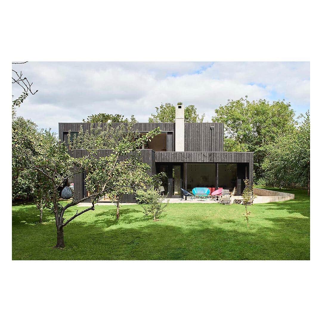 The Modern Houseさんのインスタグラム写真 - (The Modern HouseInstagram)「Get it Wight: an award-winning home on the Isle of Wight. Link in bio for The Sett sales particulars.  #isleofwight #architecture #awardwinning」3月26日 18時20分 - themodernhouse