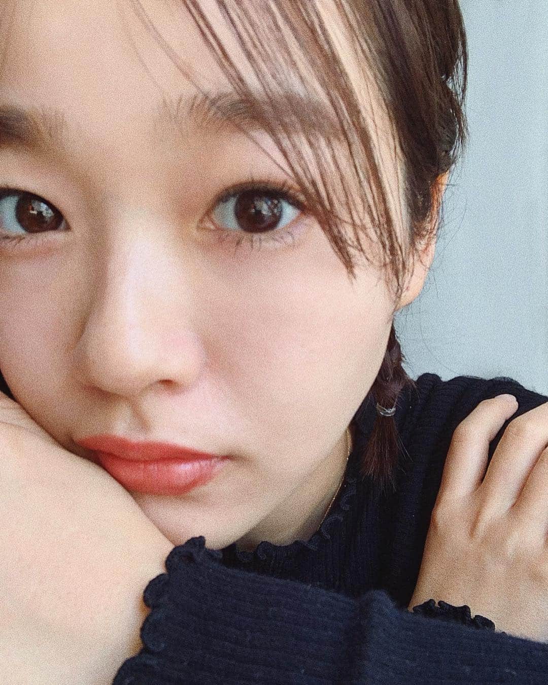 猪鼻ちひろのインスタグラム：「ドドドドアップ🙏🏻 久々にマスカラのみでアイメイクしてみた🐥﻿ アイシャドウとアイライン無しだとかなりナチュラルです👀﻿ ﻿ わたしはまつ毛が細いタイプなのだけれど、このマスカラはナチュラルにもボリューミーにも出来るタイプでした！﻿ 最近、下まつ毛をたっぷりつけるのが可愛いかなって思ってるので、2〜3回か重ねて。。 お湯落ちタイプってところも高得点だし、デジャヴュのアイライナーもかなりお世話になっております☺️﻿ ﻿ ヘアメイクがうまくいくと良いことがありそうな気がするし﻿ 自信をもって前向きな気持ちになれるのがすごい🥰❣️﻿ #ちひろのヘアメイク#ちひろの美容﻿#コスメ好き #マスカラ#塗るつけまつげ#デジャヴュ#ボリューム#mascara#pr#beauty#cosmetics#makeup」