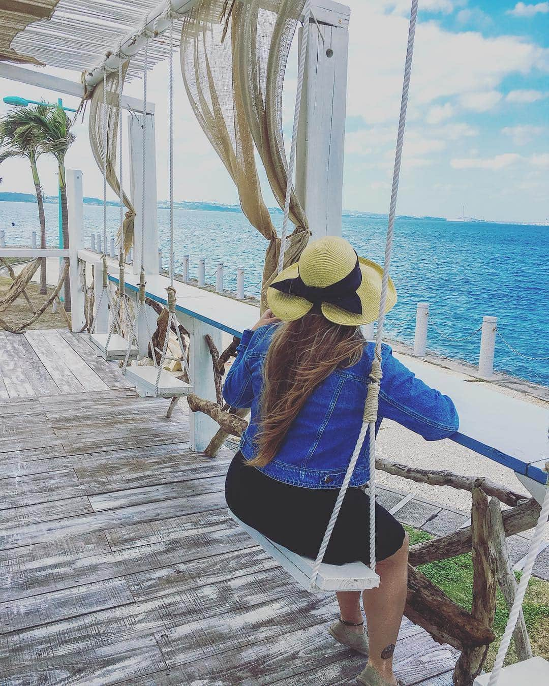 Be.okinawaさんのインスタグラム写真 - (Be.okinawaInstagram)「There's a VIP seat waiting for you in Okinawa. 📷:@_rel.jpg #urumacity #cafeokinawa #cafe #beach #beachlife #beachlover #beachside #beokinawa #visitokinawa」3月26日 18時15分 - visitokinawajapan