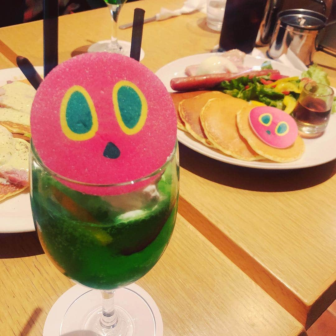 小春さんのインスタグラム写真 - (小春Instagram)「はらぺこあおむし大好きなんだよぅ  #カフェクッチーナアンドカンパニー #cafecucinaandcompany」3月26日 18時16分 - suttokodokkoiii