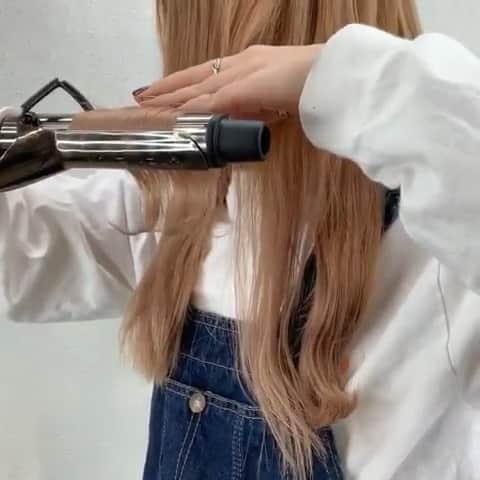 のインスタグラム：「✔style by @album.sy 【 #ALBUM動画_スタイリング_セルフ 】 ↑別パターンはこちら↑ . cut + color ¥3,500~ double color ¥8,000~ treatment ¥2,000~ etc... ※店舗により料金が異なります。 . . 波打ちウェーブのコテの使い方！！ . どう挟むのかわからなくなりやすい波打ちウェーブ🤦‍♀️ . . こちらのスタイルは 原宿店の小松 沙耶（ @album.sy ） が担当いたしました！ . 何かご不明点がございましたら お気軽にコメントください。 . 担当スタイリストからも コメントいたします！ . ALBUM（ @album_hair ） . . 【お問い合わせ先】 ALBUM OFFICE TEL / ‪03-6712-5547‬ FAX / ‪03-6712-5548‬ MAIL / info@album-hair.com . . . #ロング #ロングヘア #コテ #美容室 #ヘアスタイル #ヘアセット #スタイリング #波ウェーブ #セルフ #カラー #ハイライト #グレージュ #外国人風カラー #ハイライトカラー #インサ #美容師 #髮型 #髮型師 #髮型設計#攝影 #染髮 #发型 #護髮 #日系髮型#ทรงผม #헤어 #염색 #단발머리 #haircolor」