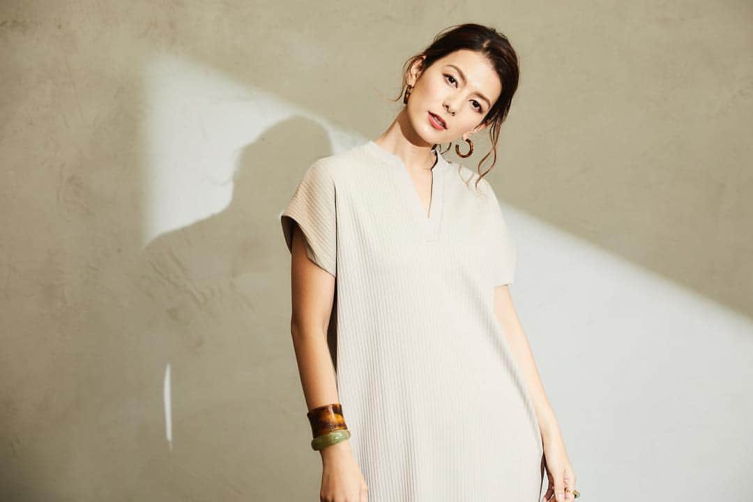スザンヌさんのインスタグラム写真 - (スザンヌInstagram)「今日は、 #zozotown﻿﻿ に先日オープンした﻿﻿ @chaco_closet__official さんの撮影してます👀💘﻿﻿ ﻿﻿ ありがた嬉しいことに🙏﻿﻿ 2019ssのイメージモデルをさせて頂くくとになりました😍﻿﻿ ﻿﻿ そして今夜、19時くらいから﻿約1時間。﻿ わたしのこのインスタから﻿﻿ インスタLIVEします❤️﻿﻿ ﻿﻿ とくにおすすめのアイテムを﻿﻿ 紹介させてもらったり、﻿﻿ プレゼント企画もあるので﻿﻿ お時間あるかたは是非チェックしてくださいね♡﻿﻿ ﻿﻿ 質問もお待ちしております😍﻿﻿ ﻿﻿ なんとプライベートでも仲良しな﻿﻿ @haruka_style ちゃんも一緒に出演してくれるよ♡﻿﻿ ﻿﻿ お友達も是非見てね👀﻿﻿」3月26日 18時18分 - suzanneeee1028