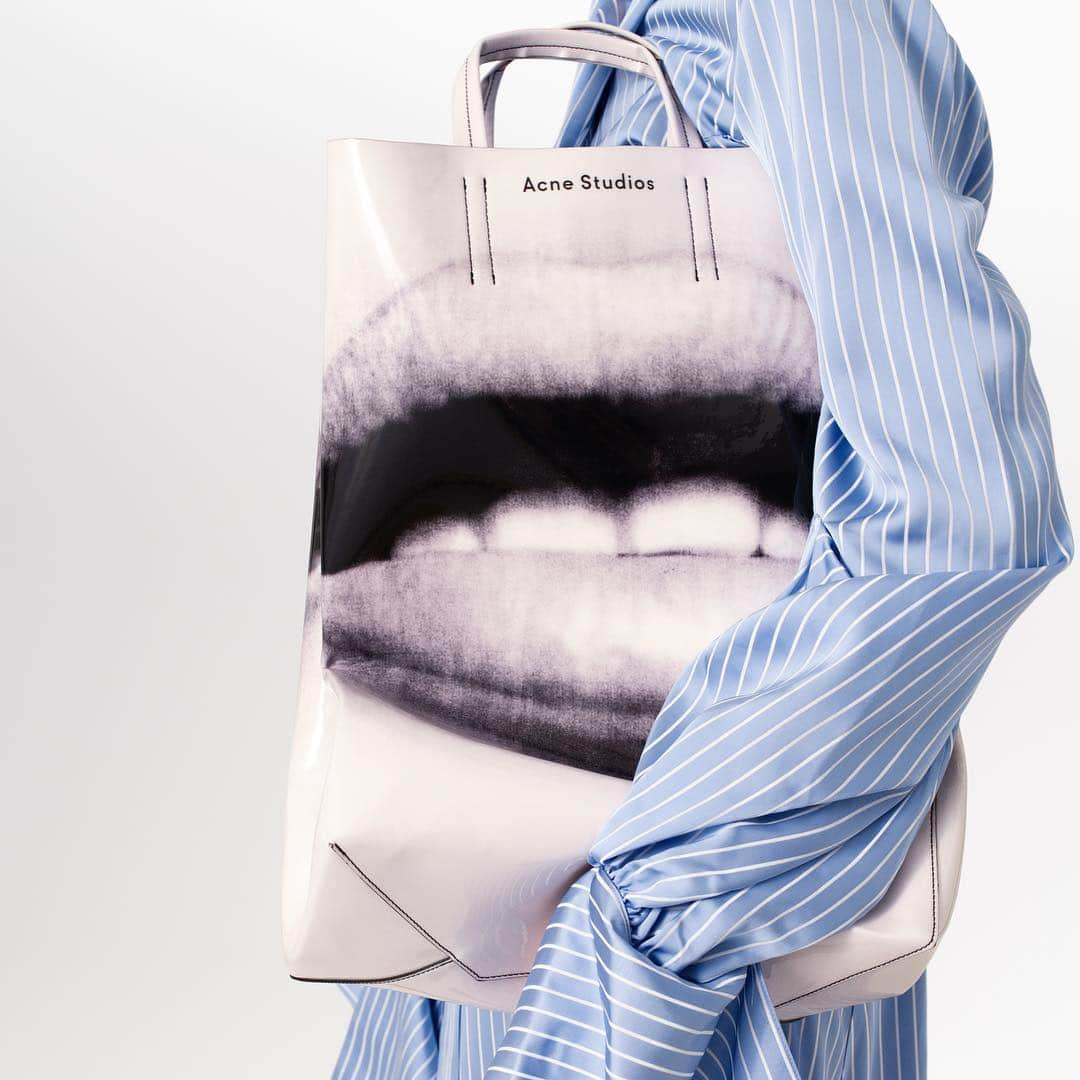 セルフリッジズさんのインスタグラム写真 - (セルフリッジズInstagram)「Put your money where your mouth is | @ACNESTUDIOS . . . #Acne Baker lip tote bag. Available online and in #SelfridgesLondon Accessories Hall, on G #BagOfTheDay #Accessories #FashionAddict #StyleLover #Selfridges」3月26日 18時19分 - theofficialselfridges