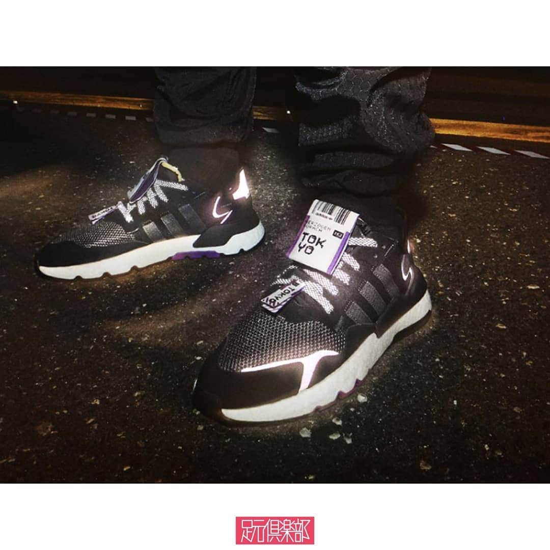 のインスタグラム：「【3/30発売】夜間での視認性を高めることを目的に「adidas」より開発されたランニングシューズ『NITE JOGGER 』。現在NY・ロンドン・パリ・東京の4都市にフォーカスし、航空機の搭乗券からインスピレーションを受けデザインされた"KEY CITY PACK"が展開されている。 国内では"東京"モデル『NITE JOGGER KEY CITY PACK "TOKYO" 』が登場。メッシュやナイロン、スエード素材などで構成させたアッパーはブラックで統一。光を当てることで反射するリフレクト素材は眠ることのない"東京"の煌きを連想させる。クッショニングに特化したBOOSTをミッドソールに採用した優れた機能さながら、シュータンには搭乗券を模したパーツを付属させユニークな一面を共存させた。 『NITE JOGGER KEY CITY PACK "TOKYO"』は3月30日より、「adidasonline」や「Styles」などで発売が予定されている。 . ブランド: adidas Originals  モデル : NITE JOGGER KEY CITY PACK "TOKYO" . ▼今すぐフォローして最新情報をチェックしよう！ 【adidas Originals 公式アカウント】 ⇒#@adidasoriginals . 詳細はプロフィールのリンクからどうぞ →@ashimoto.club . #adidasoriginals #nitejogger #keycitypack  #ナイトジョガー #アディダスオリジナルス #足元倶楽部#足元クラブ #足元くら部#足元 #あしもと倶楽部 #スニーカー #スニーカーコーデ #スニーカー同好会#キックス #靴#コーディネート #スナップ #ファッションスナップ#ストリートスナップ#お気に入りの一足 #今日の逸足 #逸足#운동화 #kicks#newkicks」
