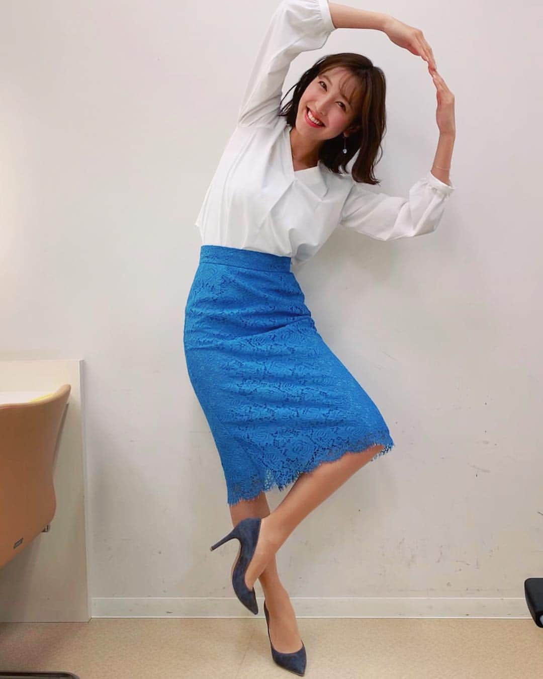 小澤陽子さんのインスタグラム写真 - (小澤陽子Instagram)「at work☻  フジテレビ開局『60』周年‼️🌸 久々の〝人文字〟してみました。笑  1人でやったら、どうも見えなさすぎて、 スタイリストさんに手伝ってもらいました😂💙 めぐさんがやると、オシャレ…👏🏻🤤 . . . #昨日から #フジテレビ開局60周年記念WEEK #いつもARIGATO☻ #おざよーの本日の人文字keiba🏇  #全力脱力タイムズ #DNN #スペシャルアンバサダー#アリタキャスター と共に #この１週間色んな時間帯に登場しております #全部で14回 #２分間 #皆さんにいくつ出逢えるでしょうか☺️」3月26日 18時21分 - yoko.ozawa729