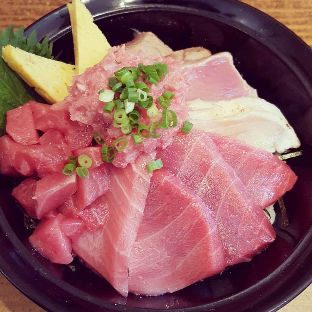 のインスタグラム：「静岡での楽しみは海鮮丼のみなみ。1時間待ち。でも旨かったー！劇場からは富士山も見えます。牛炭焼き弁当食べて、静岡公演1ステ頑張りまーす！」