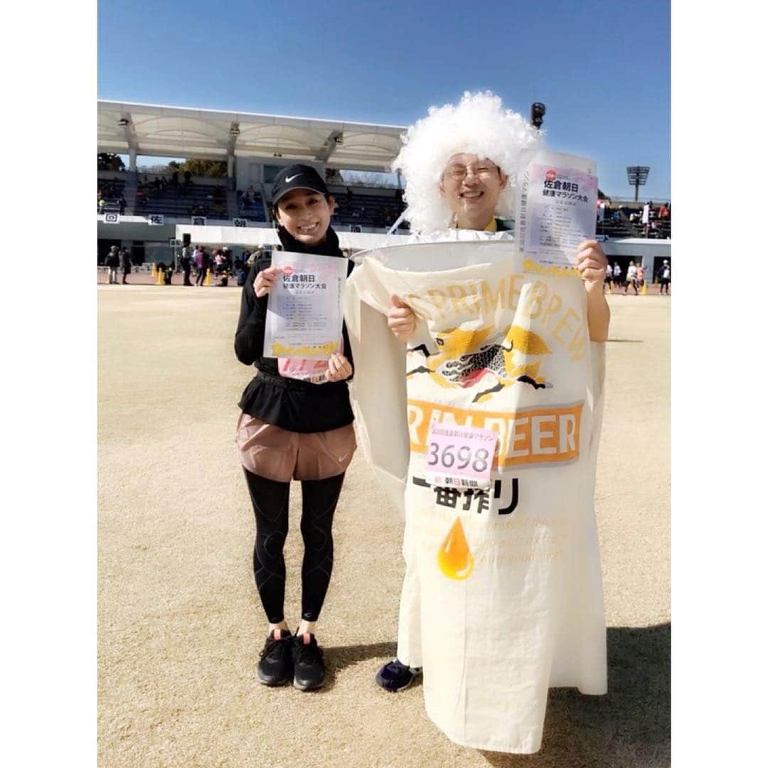 竹中友紀子のインスタグラム：「#ラン  実は先週末、初のフルマラソンに挑戦してまいりました。 走り込みの時期に舞台稽古〜本番、その後ドラマ&映画撮影と有難いことに忙しくなってしまい、思うようにトレーニングできないまま本番を迎えるという。。。目標は楽しく完走すること！ お天気にも恵まれ、最高のフルデビューとなりました☀️ 結果は グロスタイム ... 4:28:40 ネットタイム ... 4:24:00  時間気にせず走ろうと思ってはいましたが、なんとな〜く4時間半切れたらいいなと思っていたのでまずは納得の結果かな。  ただ今完走の勲章、酷い筋肉痛と闘っています😅  写真は完走後にラン仲間のビール人間さんと(笑)」