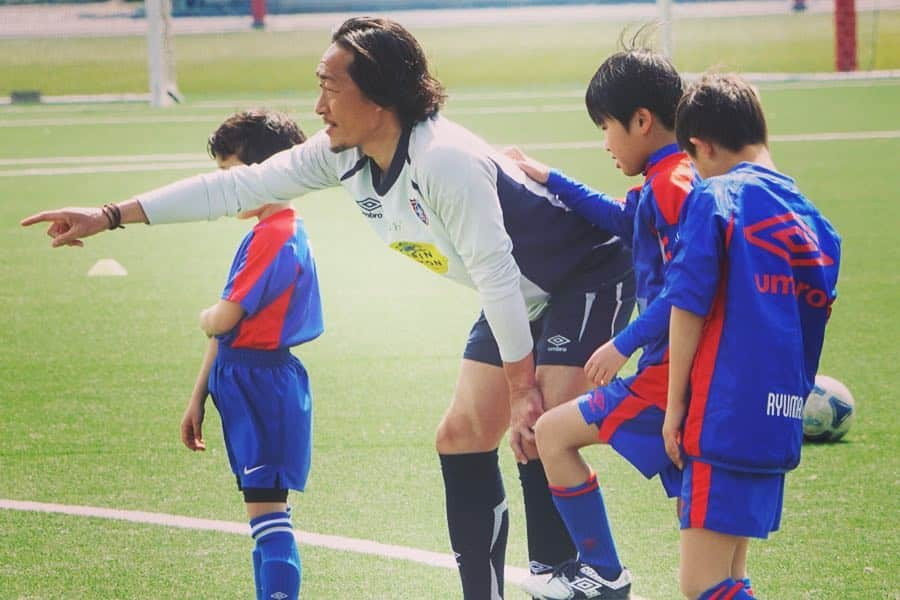 石川直宏さんのインスタグラム写真 - (石川直宏Instagram)「🔵あおぞらサッカースクール🔴 今日は小平グランドで、U-18の選手たちとあおぞらサッカースクールに通うスクール生、そして府中けやきの森学園のサッカー部選手たちが集まり、笑顔溢れる交流会に✨😊🤝 大輝、アキも来てくれてありがとう😉 . #あおぞらサッカースクール #府中けやきの森学園  #FC東京U18 #fc東京普及部  #fctokyo #FC東京 #tokyo #blueandred #青赤魂 #FC東京ファミリー #一体感  #丹羽大輝 選手 #林彰洋 選手 #fctokyoclubcommunicator  #FC東京クラブコミュニケーター #CC」3月26日 18時37分 - sgss.18