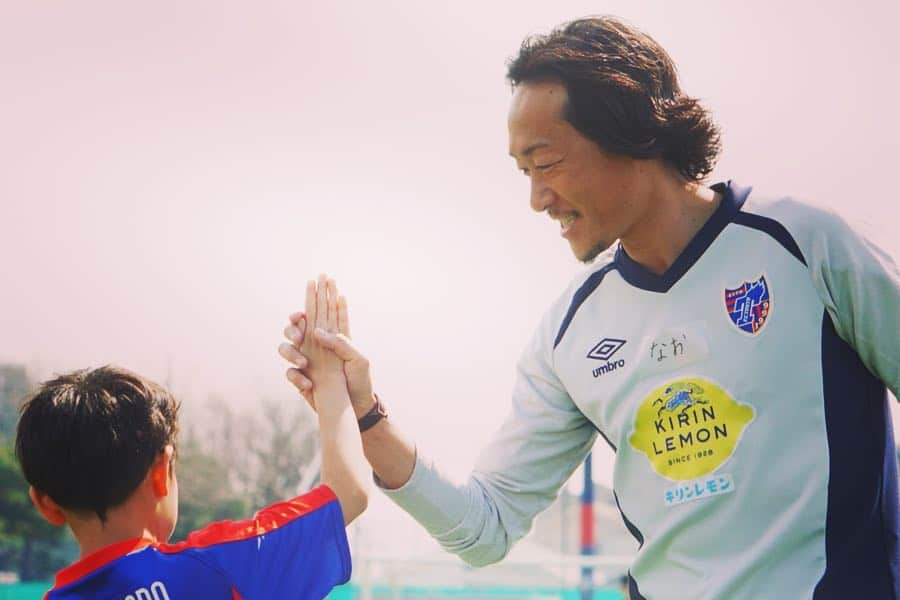 石川直宏さんのインスタグラム写真 - (石川直宏Instagram)「🔵あおぞらサッカースクール🔴 今日は小平グランドで、U-18の選手たちとあおぞらサッカースクールに通うスクール生、そして府中けやきの森学園のサッカー部選手たちが集まり、笑顔溢れる交流会に✨😊🤝 大輝、アキも来てくれてありがとう😉 . #あおぞらサッカースクール #府中けやきの森学園  #FC東京U18 #fc東京普及部  #fctokyo #FC東京 #tokyo #blueandred #青赤魂 #FC東京ファミリー #一体感  #丹羽大輝 選手 #林彰洋 選手 #fctokyoclubcommunicator  #FC東京クラブコミュニケーター #CC」3月26日 18時37分 - sgss.18