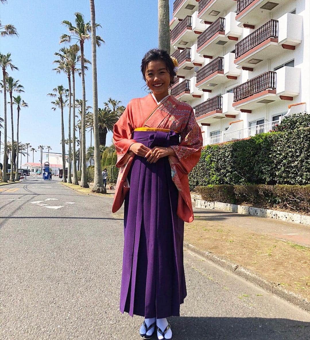 安田華乃さんのインスタグラム写真 - (安田華乃Instagram)「ついに大学卒業🌸🎓👋 パパママありがとう。  ママの辻が花の着物を着ました！！！ 人と被らないし、 親子で一緒に着れて嬉しい☺︎  #逗子マリーナ #袴 #卒業」3月26日 18時33分 - nanochuuun_